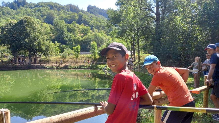 Les enfants se piquent au jeu  de la pêche au Ribatel.
