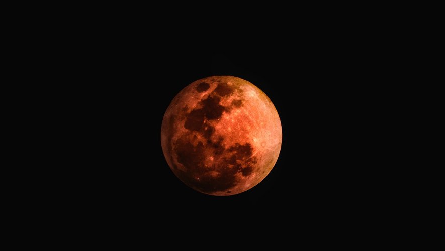La dernière super Lune photographiée au-dessus de la cathédrale de Rodez dans la nuit du 13 au 14 juillet 2022.
