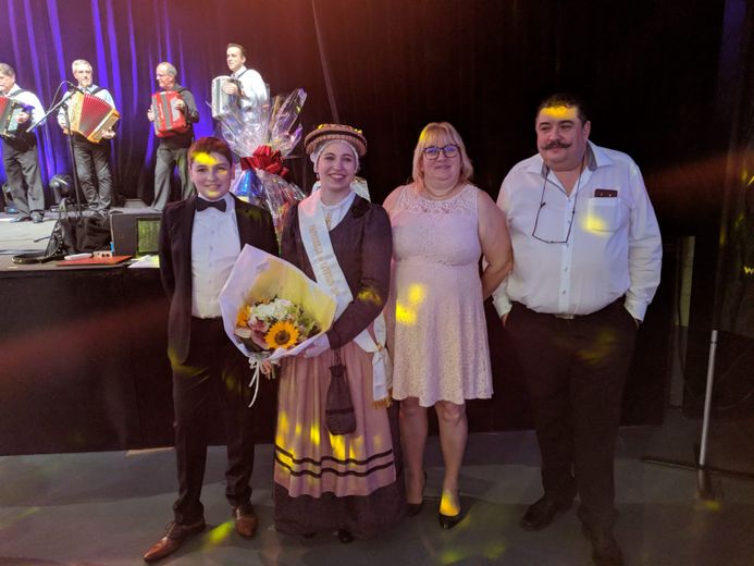 Laura Roucous, élue pastourelle de l'Aveyron en 2019, ici avec son frère et ses parents.