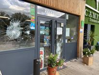 Les vitrines du camping ont été vandalisées cette nuit.