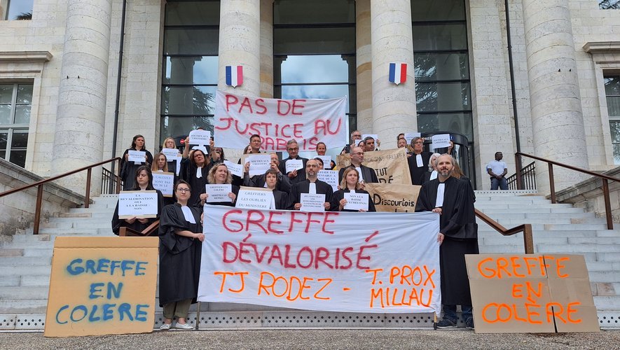 Greffiers, avocats et magistrats ont manifesté leur colère sur les marches du tribunal de Rodez.