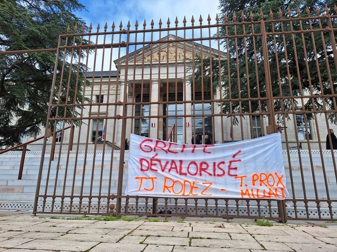 Le message a ensuite été placardé sur le portail du bâtiment.