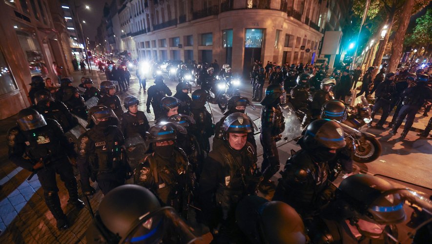 Des milliers de gendarmes et de policiers sont mobilisés, notamment à Paris, chaque soir depuis la mort du jeune Nahel.