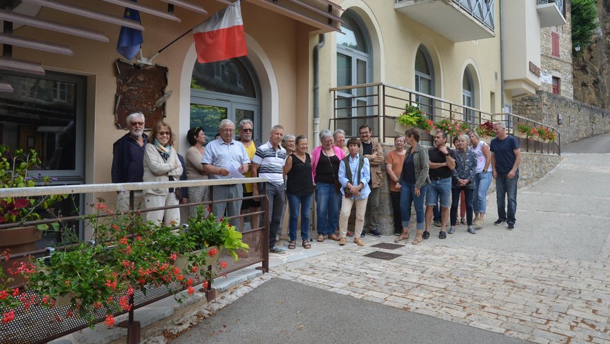 A Salles-la-Source, le maire Jean-Louis Alibert, a aussi lu le courrier de l'association des maires de France.