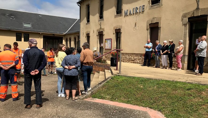 Michel Causse, maire de Réquista, a lu devant une foule silencieuse.