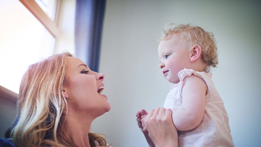 Les mères expriment davantage d'émotions positives à l'égard des nourrissons et des chiots qu'envers des adultes.