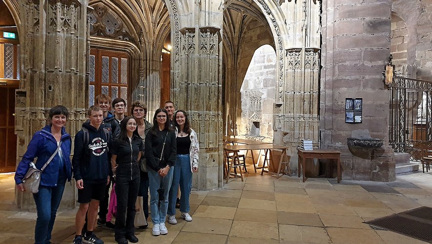 Une partie des quatorze jeunes qui cet été feront bénévolement visiter la partie basse de la cathédrale.