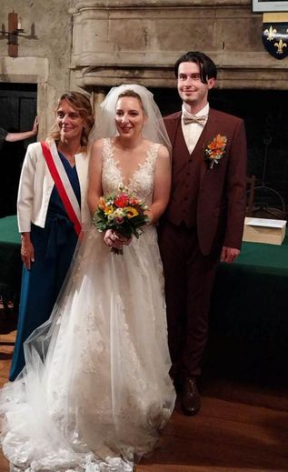 Les jeunes mariés et Nathalie Couseran, maire de la commune  et maman de la mariée.