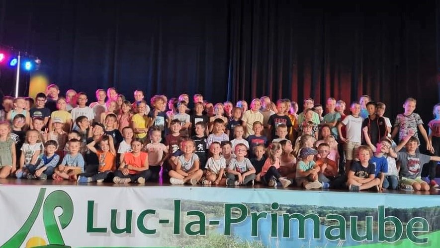 Les 126 élèves réunis sur la scènede l’espace animation de Luc.