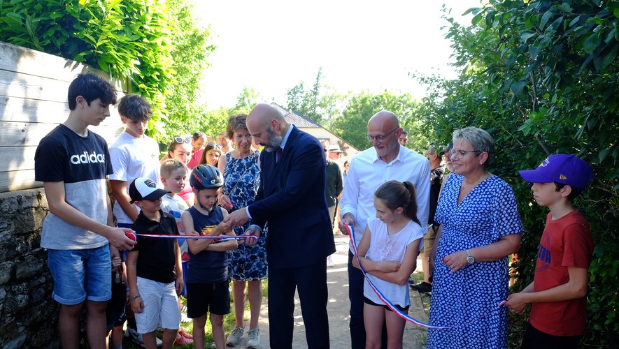 Le préfet Charles Giusti a distribué le ruban de l’inauguration aux enfants.