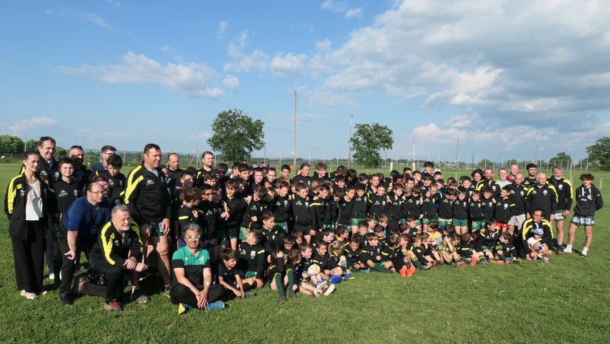 Les 172 licenciés de l’école de rugby et leurs éducateurs autour de Gilles Roquefeuil.