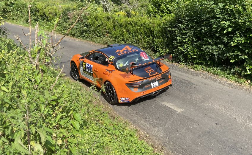 Les voitures au niveau de l'épingle de la Rodellie, sur la première spéciale du rallye.