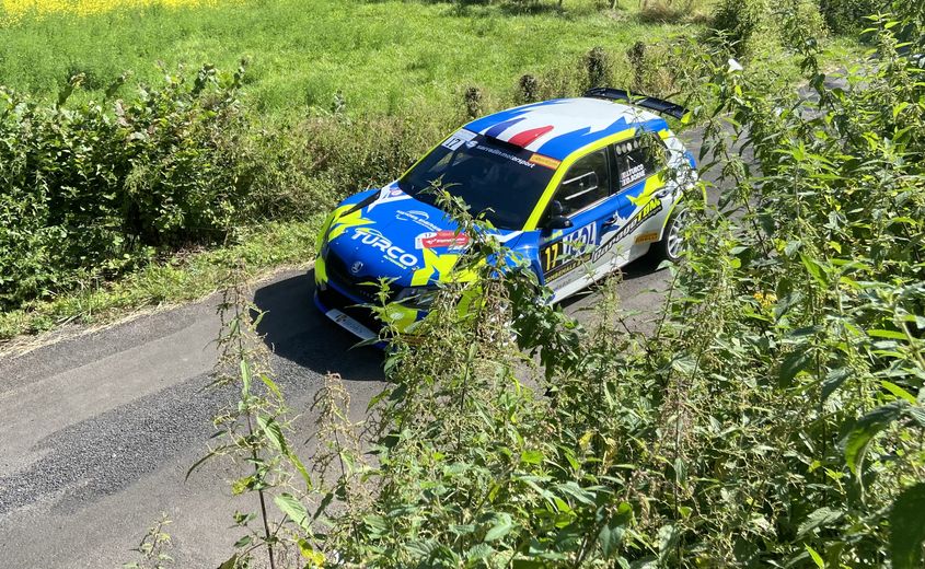 Les voitures au niveau de l'épingle de la Rodellie, sur la première spéciale du rallye.