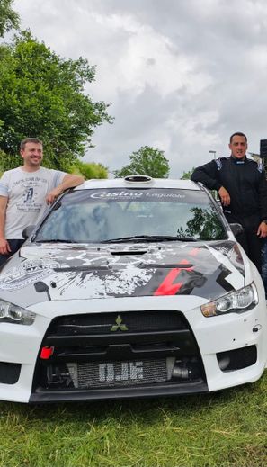 Tout était prêt pour Aymeric Carmarans, copilote (à gauche), et Maurice Ramon au volant, au départ du 49e rallye du Rouergue. L’équipage n’a pourtant pu prendre le départ à cause d’un problème mécanique.