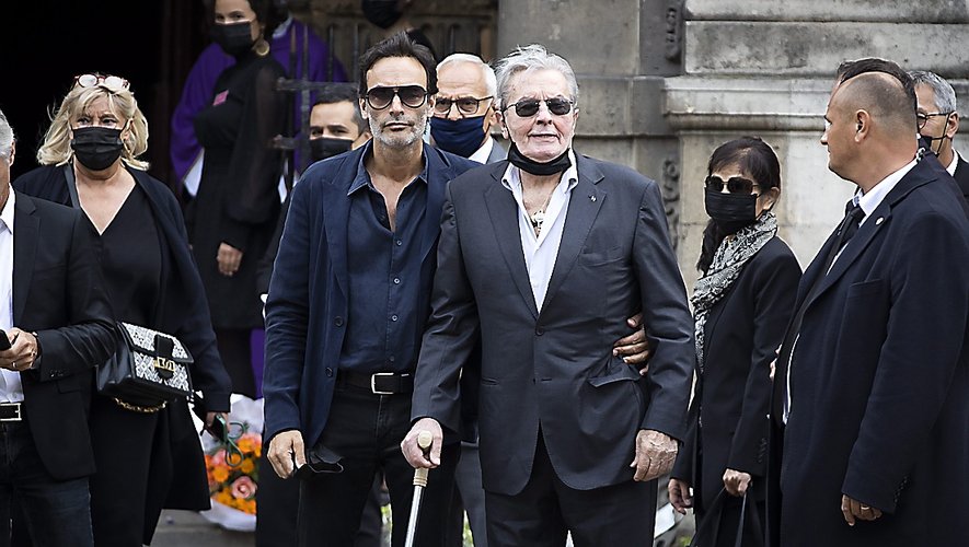 Alain Delon, avec Anthony Delon et Hiromi Rollin, le 9 septembre 2021, lors de l’hommage à Belmondo.