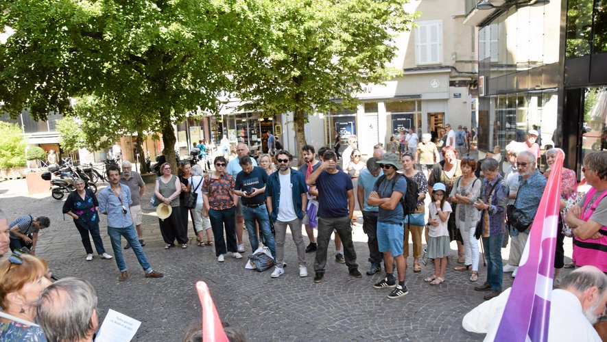 Une quarantaine de personnes ont pris part au rassemblement pour dénoncer l'escalade de la violence en France.