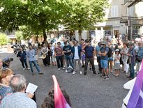 Une quarantaine de personnes ont pris part au rassemblement pour dénoncer l'escalade de la violence en France.