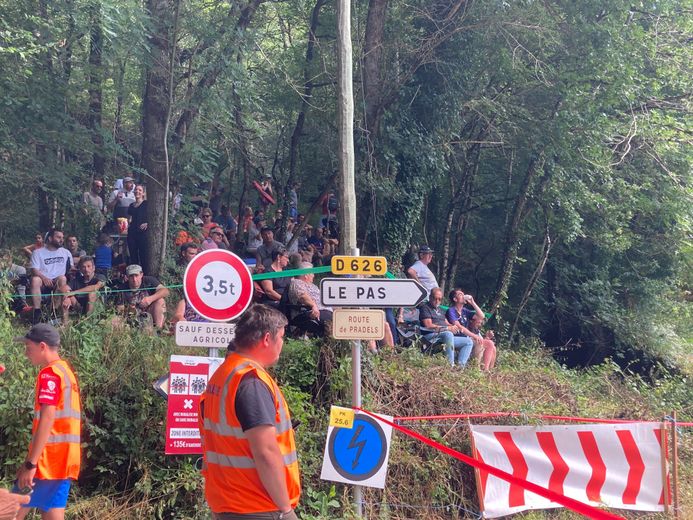 Les spectateurs sont nombreux et cherchent l'ombre sur la spéciale Luc - Moyrazès !