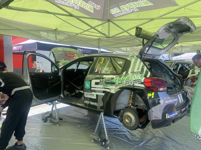 A Laissac, les mécanos sont à l'œuvre pour préparer les voitures pour la dernière ligne droite du rallye.