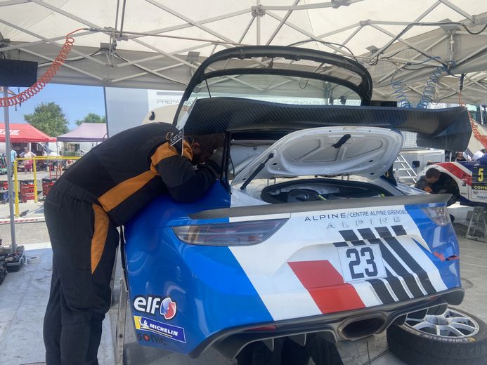 A Laissac, les mécanos sont à l'œuvre pour préparer les voitures pour la dernière ligne droite du rallye.