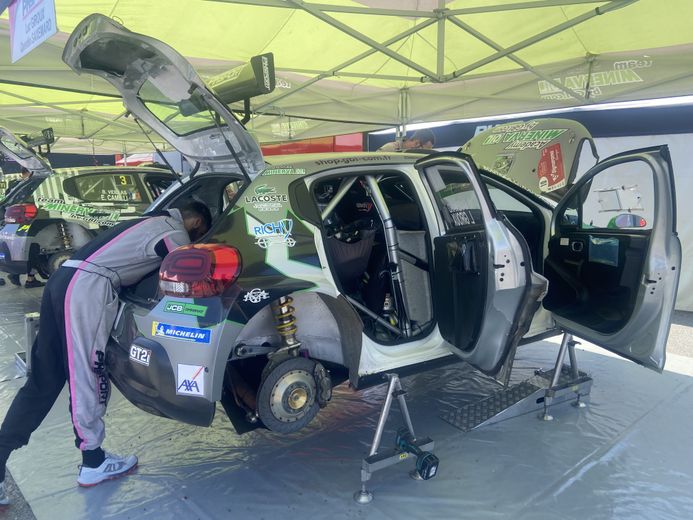 A Laissac, les mécanos sont à l'œuvre pour préparer les voitures pour la dernière ligne droite du rallye.