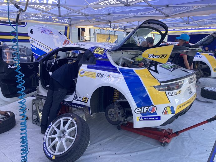 A Laissac, les mécanos sont à l'œuvre pour préparer les voitures pour la dernière ligne droite du rallye.