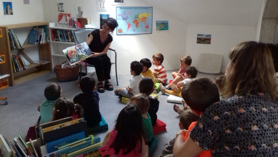 Chrystel Gaubert donne lecture de son livre aux enfants de l’école de Ségur.