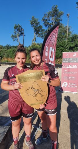 Alexia Calviac et Marion Béteille présentant leur nouveau trophée.