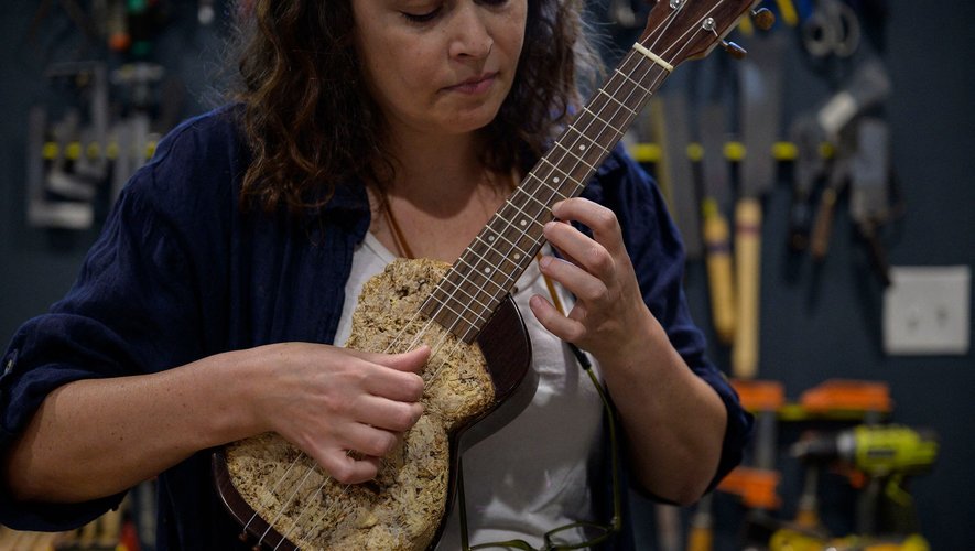 Designeuse industrielle de métier, Rachel Rosenkrantz est devenue luthière pour fabriquer des corps de guitares en champignon, plus légers, biodégradables et sans matière plastique.