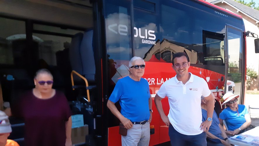 Jean-Paul Viguié a accueilli avec plaisir Quentin Estrade et son bus du Secours Tour.