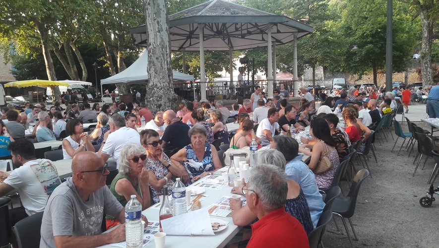 Près de 400 spectateurs ont répondu présents au premier festival de jazz. Du côté de la place Saint-Jean, la saison est bien lancée aussi avec le premier marché gourmand, dimanche soit, qui a rameuté la foule dans un une bonne ambiance.