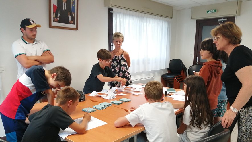 Le dépouillement des bulletins par les petits élus s’est déroulé dans le plus grand des sérieux ; "comme des grands".