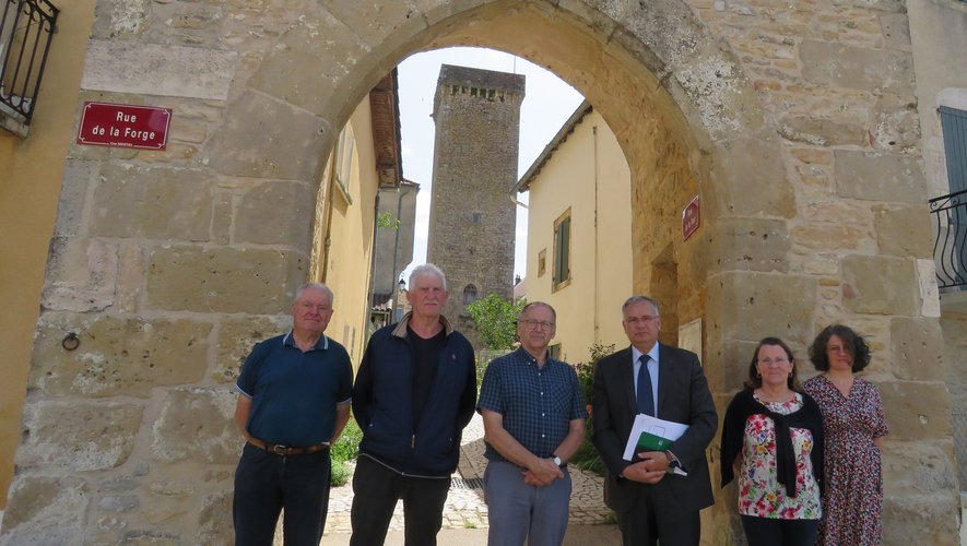 Le cœur de village présenté  à Christophe Burbaud par le Maire et quelques élus.