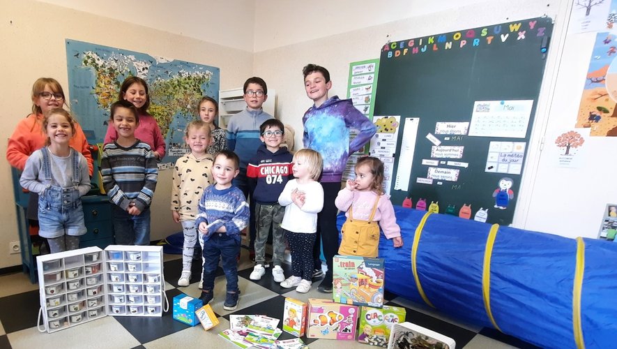 Les enfants de l’école de Cantoin ont été ravis de recevoir de nouveaux jeux pédagogiques, cadeaux de nos fées aux doigts d’or !