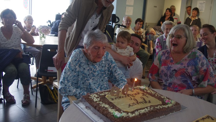 Rose souffle ses bougies le jour  de ses 100 ans.