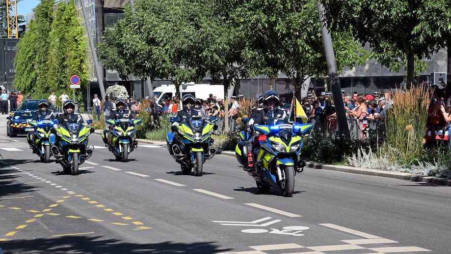 Les motards de la gendarmerie ont parcouru l'avenue Victor-Hugo.