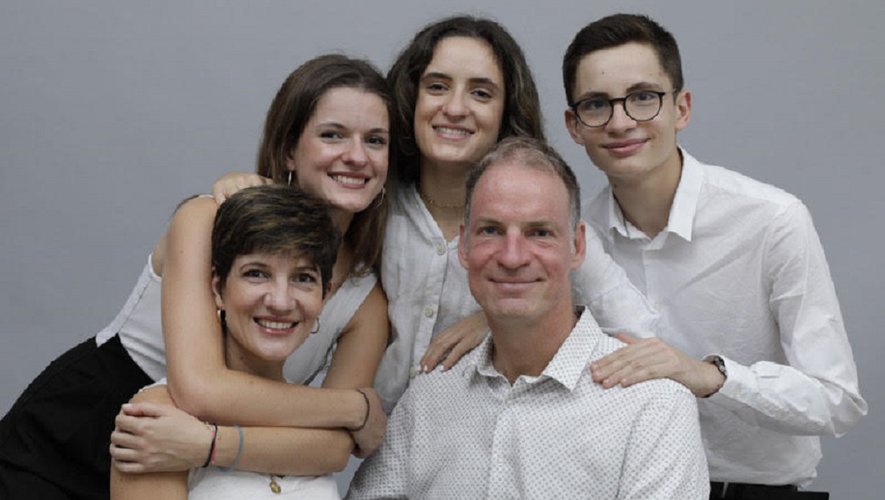 Benoît Albinet avec sa femme Caroline et leurs enfants, les jumelles Estelle et Camille, et Martin, le petit dernier.