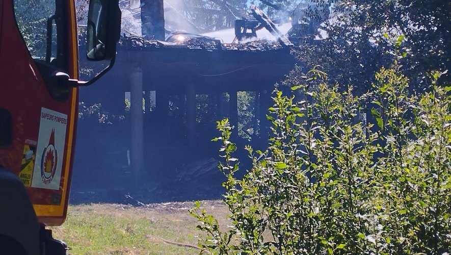 L'atelier a été entièrement détruit par la flammes.