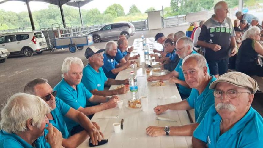 Les vétérans firminois en 1re division, ici au casse-croûte,  disposent d’une belle équipe.