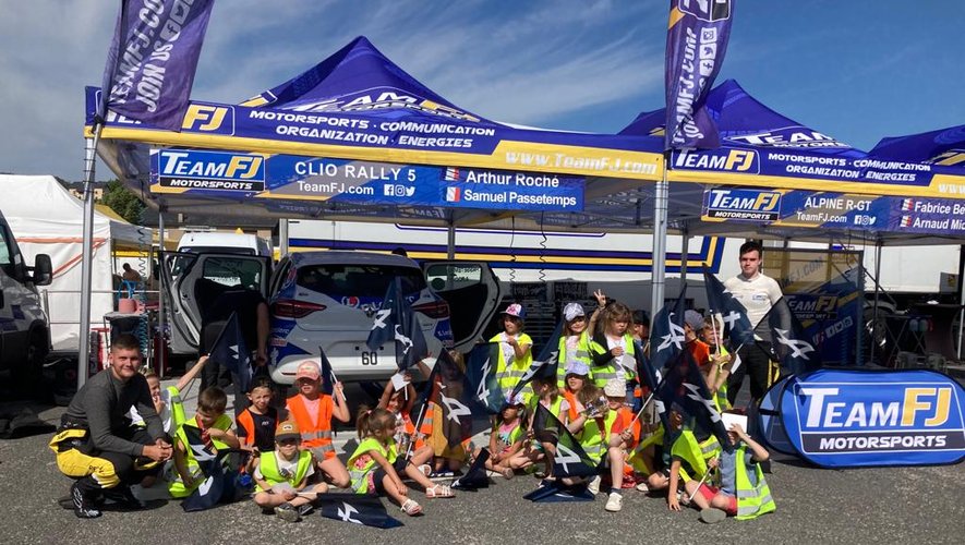 Les élèves au stand de la team FJ