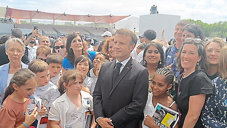 Toute la classe aveyronnaise autour du président de la République à Paris.