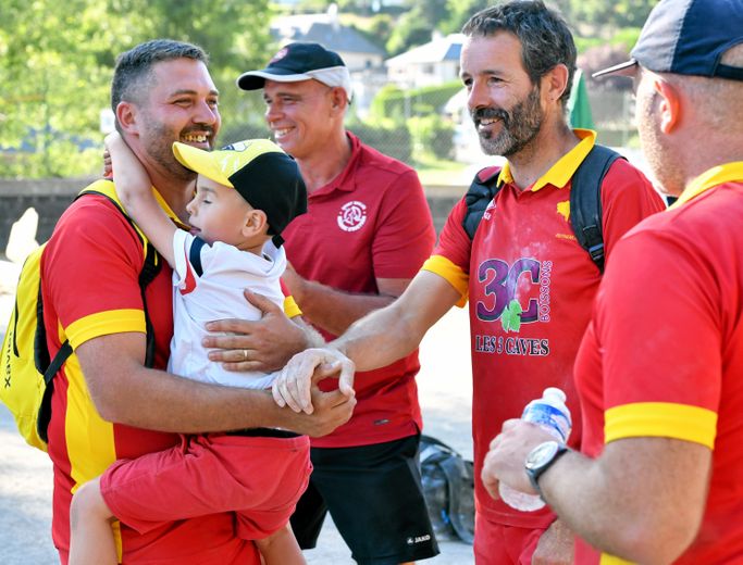 L'émotion du nouveau champion aux côtés de ses coéquipiers ruthénois et de sa famille.