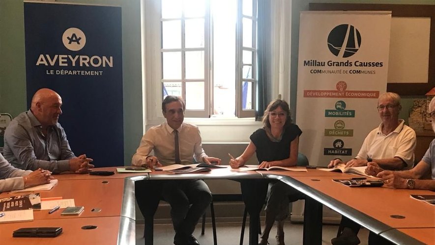 Arnaud Viala, Emmanuelle Gazel et les maires de la com'com ont signé le contrat.