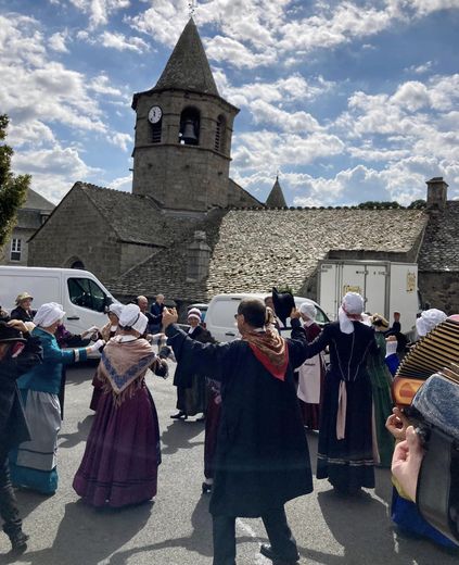 Les danseurs toujours prêts à animer une place, un camping...