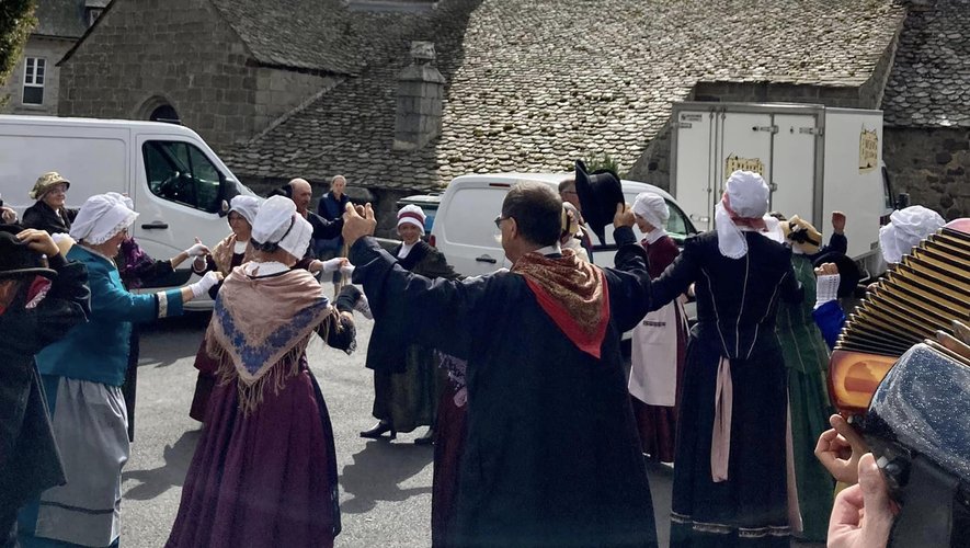 Les danseurs toujours prêts à animer une place, un camping...