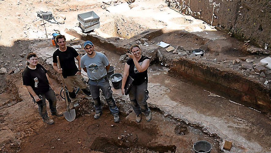Anaïs Denysiak, tout sourire, avec son équipe composée d’Amandine, Vincent et Baptiste près du mur enduit peint découvert à l’occasion de ces fouilles.