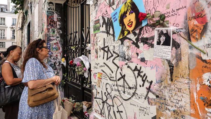 De nombreux fans se ruent pour rendre hommage à Jane Birkin devant la maison de Serge Gainsbourg.