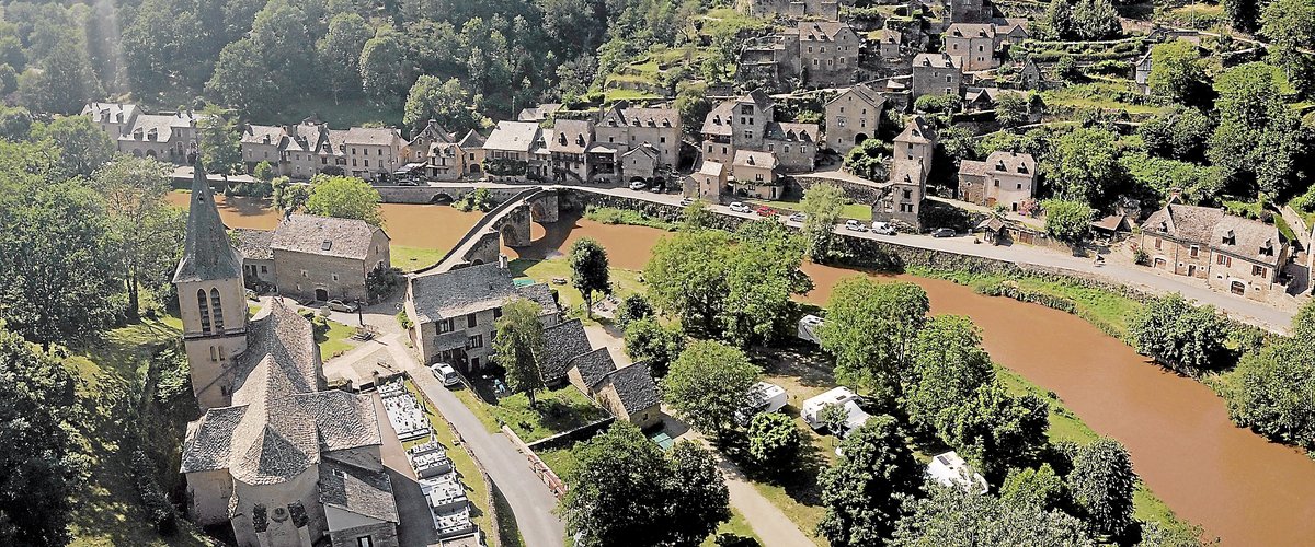 Vu du ciel. Un été dans l'Aveyron : découvrez Belcastel, labellisé Plus beaux villages de France, irrésistible joyau de pierres