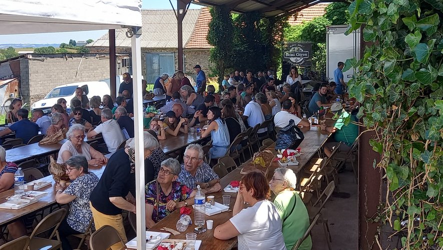 Les visiteurs participant au repas.