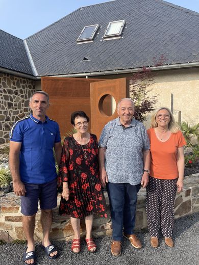 Franck Veyrac et Laure Dalbin entourant leurs parents, Francine et Guy Veyrac, fondateurs du camping.